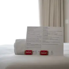Biscotti Biscoff e un foglio informativo su come si scrive suite, su un letto bianco.