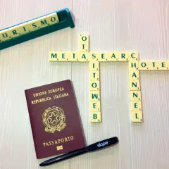 Un passaporto italiano, tessere di parole che formano "METASEARCH", "TURISMO", "HOTEL" e "CHANNEL". Strumenti per pianificare viaggi tramite metamotori di ricerca.