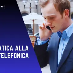 Uomo in giacca e camicia parla al telefono, con testo che promuove "Guida pratica alla vendita telefonica vincente".