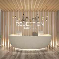 La reception dell'ostello 4, con un bancone curvo e illuminato, pareti in legno e cemento, e piante verdi.