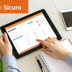 Mano che interagisce con un tablet mostrando dati, forse un **codice MRZ**, accanto a smartphone, calcolatrice e quaderno.