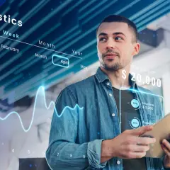 Uomo analizza dati finanziari su tablet, con grafici e statistiche che illustrano il confronto tra ERP e CRM per la gestione aziendale.