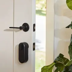 Maniglia e smart lock nero su porta bianca. Scopri cos'è uno smart lock per una casa più sicura e moderna.