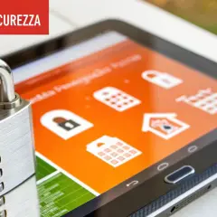 Lucchetto su tablet con icone di sicurezza. Il software check-in garantisce la massima protezione.