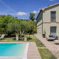 Rilassati in questa casa vacanze senza partita IVA, con piscina, lettini e un ulivo secolare.