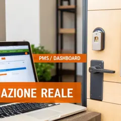 Laptop con dashboard PMS e serratura smart per self check-in Airbnb.