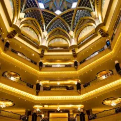 Interno sontuoso con sette stelle luminose che brillano tra i livelli dorati e le arcate elaborate.