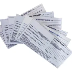 Pile di moduli "Scheda Notificazione" per hotel, con campi per dati anagrafici e di soggiorno.