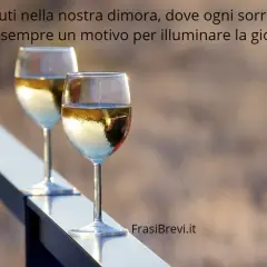 Due calici di vino bianco, un invito all'accoglienza clienti frasi di benvenuto in hotel. Un benvenuto che illumina la giornata.