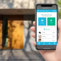 Controllo da remoto: un'app su smartphone permette di aprire porte e prenotare servizi, semplificando l'accesso.