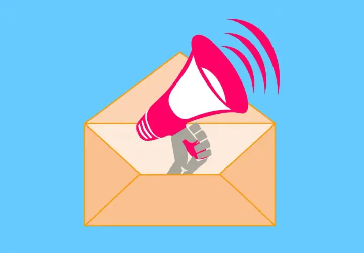 Un megafono rosa esce da una busta arancione, come per annunciare offerte speciali. Newsletter hotel esempi efficaci.