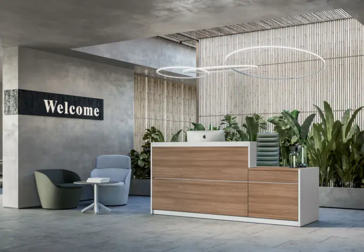 Reception hotel con bancone in legno, piante rigogliose e sedute accoglienti. I turni reception hotel sono gestiti con stile.