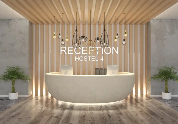 La reception dell'ostello 4, con un bancone curvo e illuminato, pareti in legno e cemento, e piante verdi.