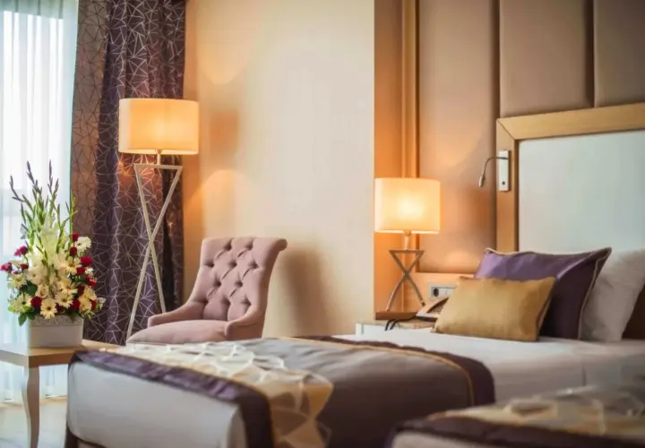 Camera da letto elegante con fiori freschi, ideale per annunci su Google Hotel Ads.