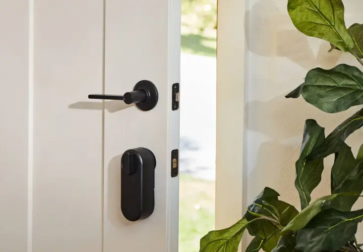 Maniglia e smart lock nero su porta bianca. Scopri cos'è uno smart lock per una casa più sicura e moderna.