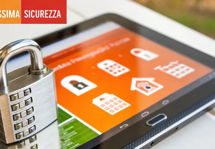 Lucchetto su tablet con icone di sicurezza. Il software check-in garantisce la massima protezione.