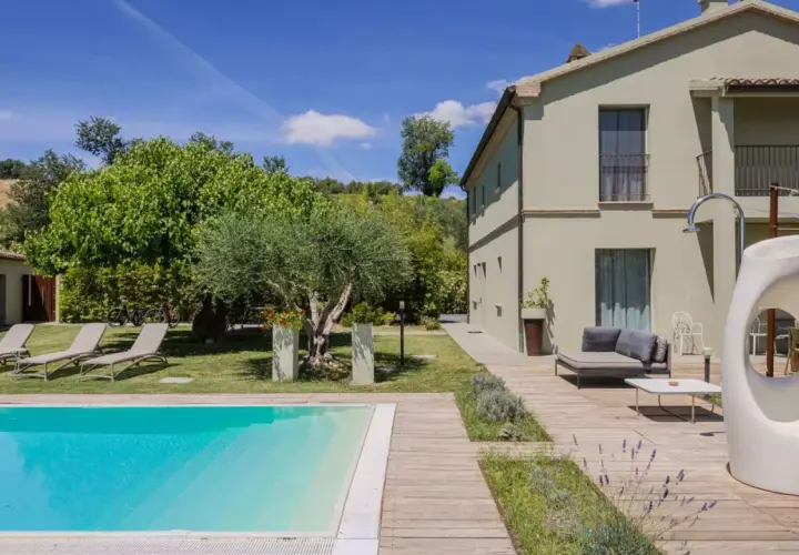 Rilassati in questa casa vacanze senza partita IVA, con piscina, lettini e un ulivo secolare.