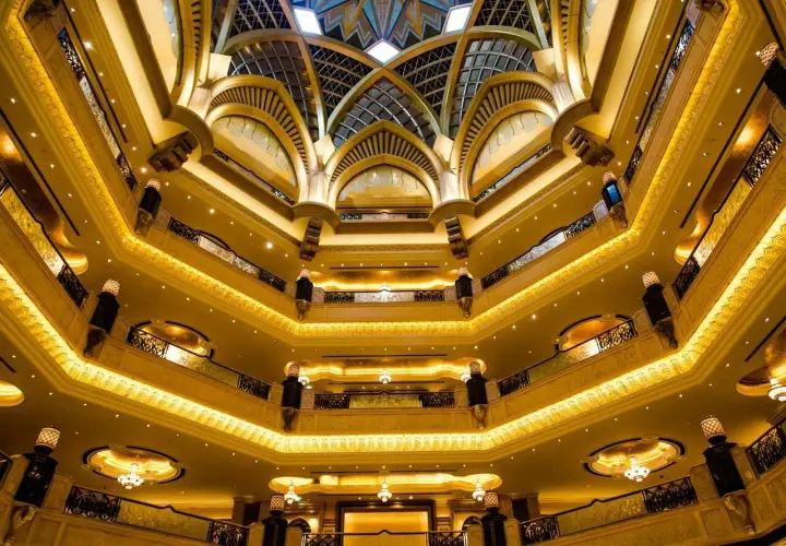 Interno sontuoso con sette stelle luminose che brillano tra i livelli dorati e le arcate elaborate.