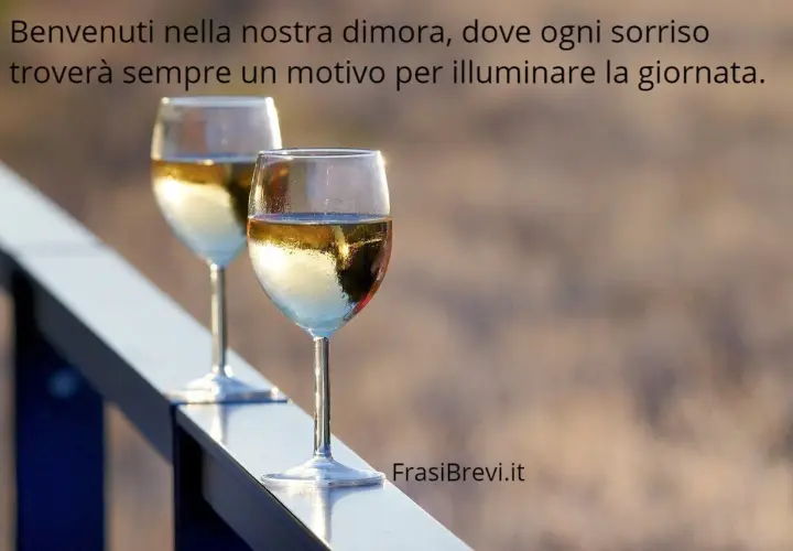 Due calici di vino bianco, un invito all'accoglienza clienti frasi di benvenuto in hotel. Un benvenuto che illumina la giornata.