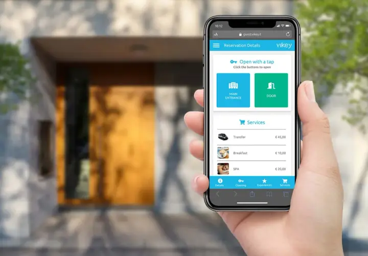 Controllo da remoto: un'app su smartphone permette di aprire porte e prenotare servizi, semplificando l'accesso.