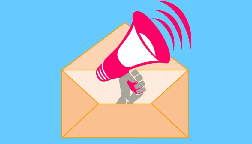 Un megafono rosa esce da una busta arancione, come per annunciare offerte speciali. Newsletter hotel esempi efficaci.