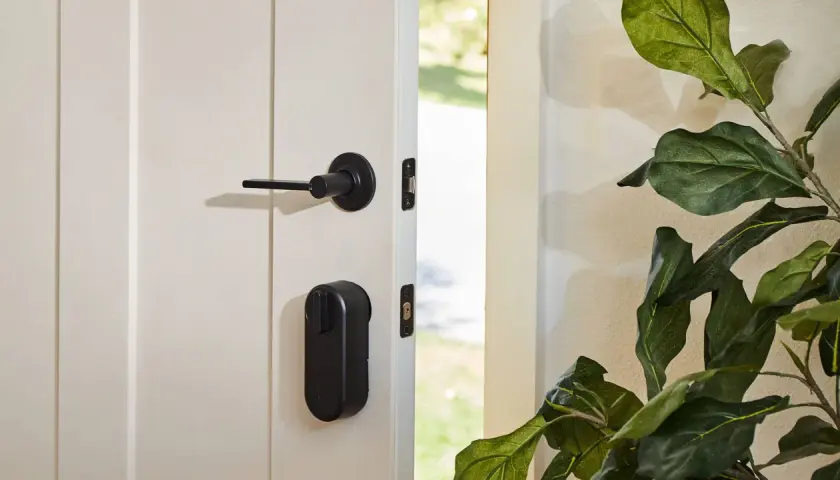 Maniglia e smart lock nero su porta bianca. Scopri cos'è uno smart lock per una casa più sicura e moderna.