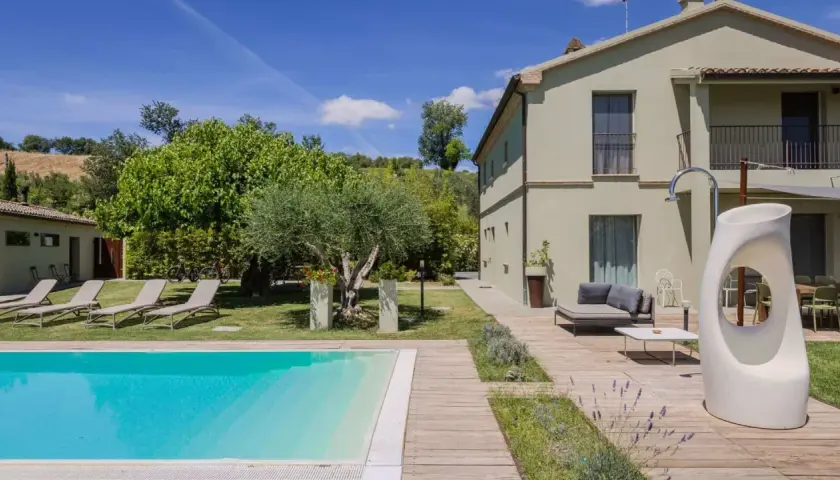 Rilassati in questa casa vacanze senza partita IVA, con piscina, lettini e un ulivo secolare.