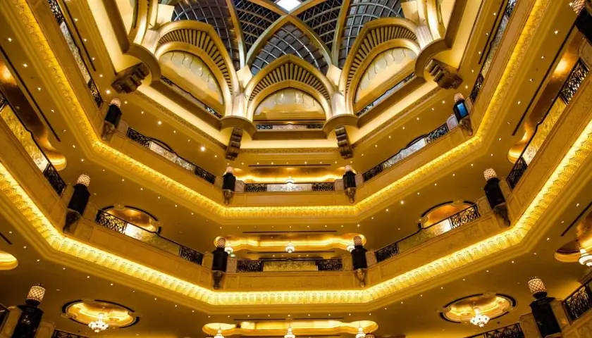 Interno sontuoso con sette stelle luminose che brillano tra i livelli dorati e le arcate elaborate.
