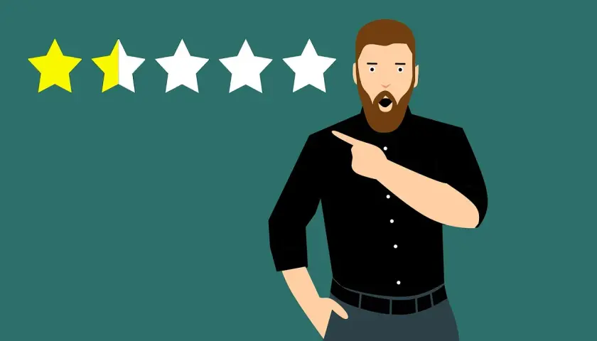 Uomo scioccato indica due stelle gialle su cinque, simbolo di recensioni negative hotel.