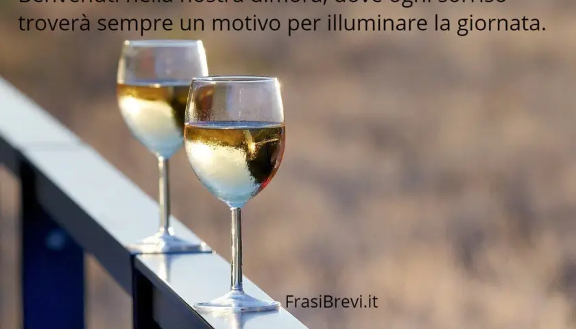 Due calici di vino bianco, un invito all'accoglienza clienti frasi di benvenuto in hotel. Un benvenuto che illumina la giornata.