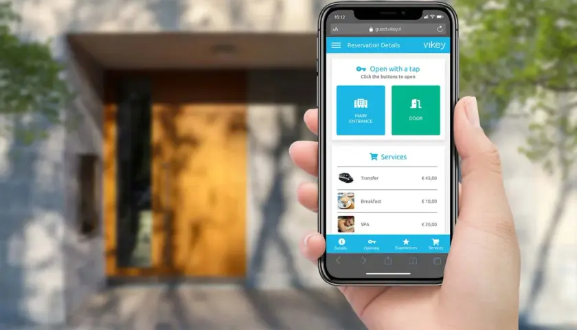 Controllo da remoto: un'app su smartphone permette di aprire porte e prenotare servizi, semplificando l'accesso.
