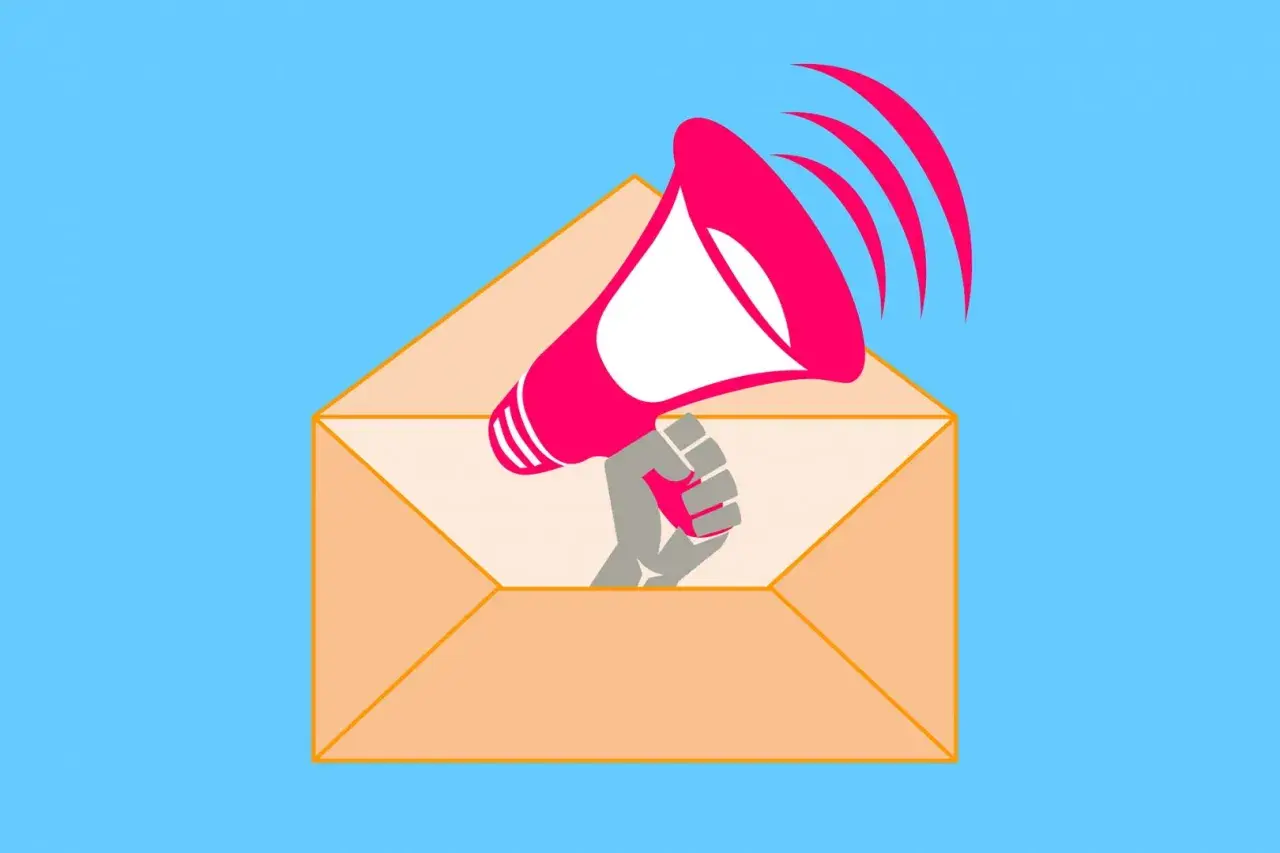 Un megafono rosa esce da una busta arancione, come per annunciare offerte speciali. Newsletter hotel esempi efficaci.