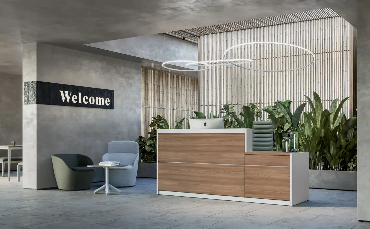 Reception hotel con bancone in legno, piante rigogliose e sedute accoglienti. I turni reception hotel sono gestiti con stile.