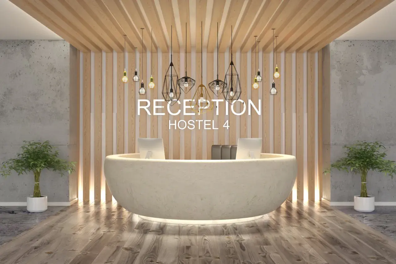 La reception dell'ostello 4, con un bancone curvo e illuminato, pareti in legno e cemento, e piante verdi.