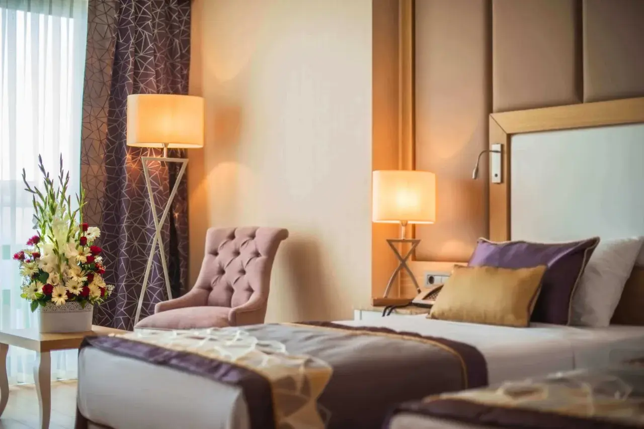 Camera da letto elegante con fiori freschi, ideale per annunci su Google Hotel Ads.