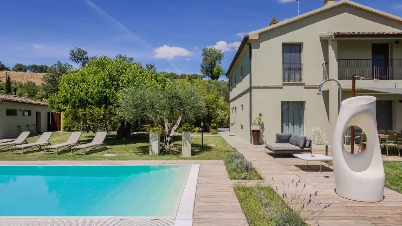 Rilassati in questa casa vacanze senza partita IVA, con piscina, lettini e un ulivo secolare.
