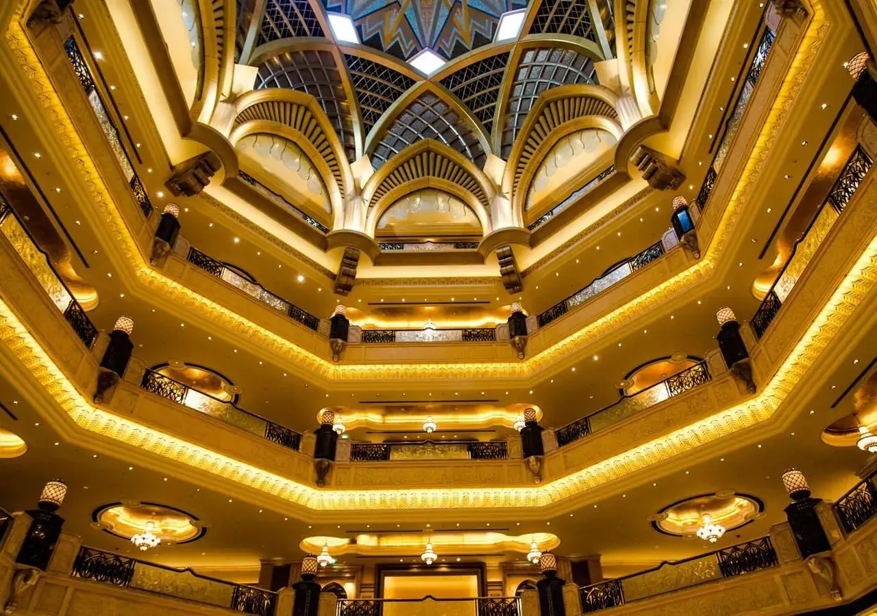Interno sontuoso con sette stelle luminose che brillano tra i livelli dorati e le arcate elaborate.
