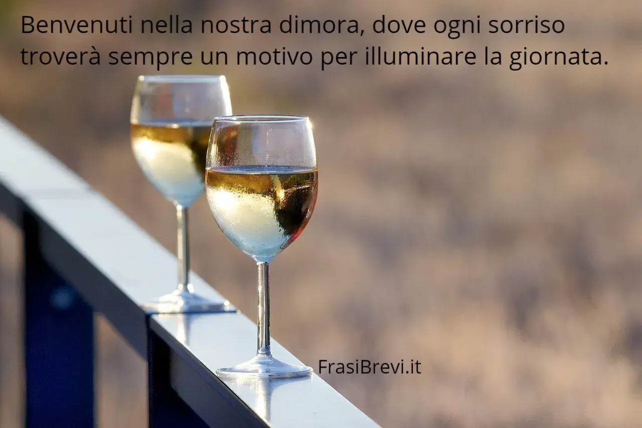 Due calici di vino bianco, un invito all'accoglienza clienti frasi di benvenuto in hotel. Un benvenuto che illumina la giornata.