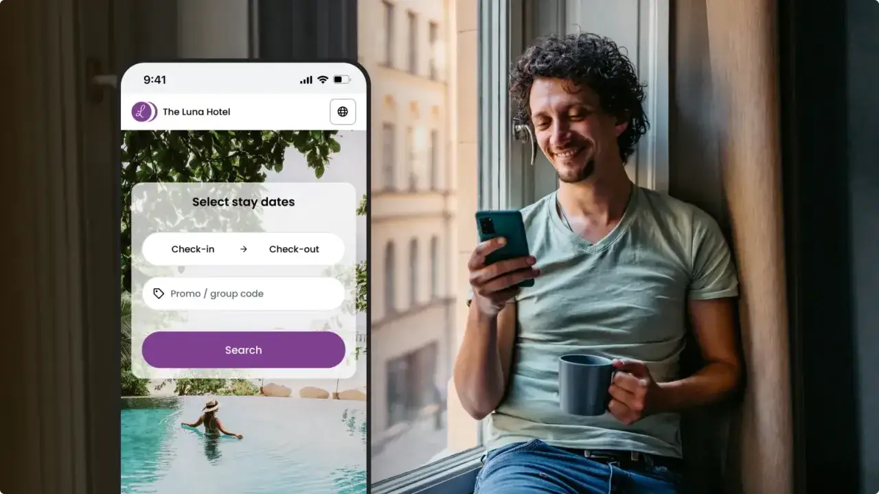 Uomo sorridente usa smartphone per prenotare un soggiorno tramite siti internet hotel.