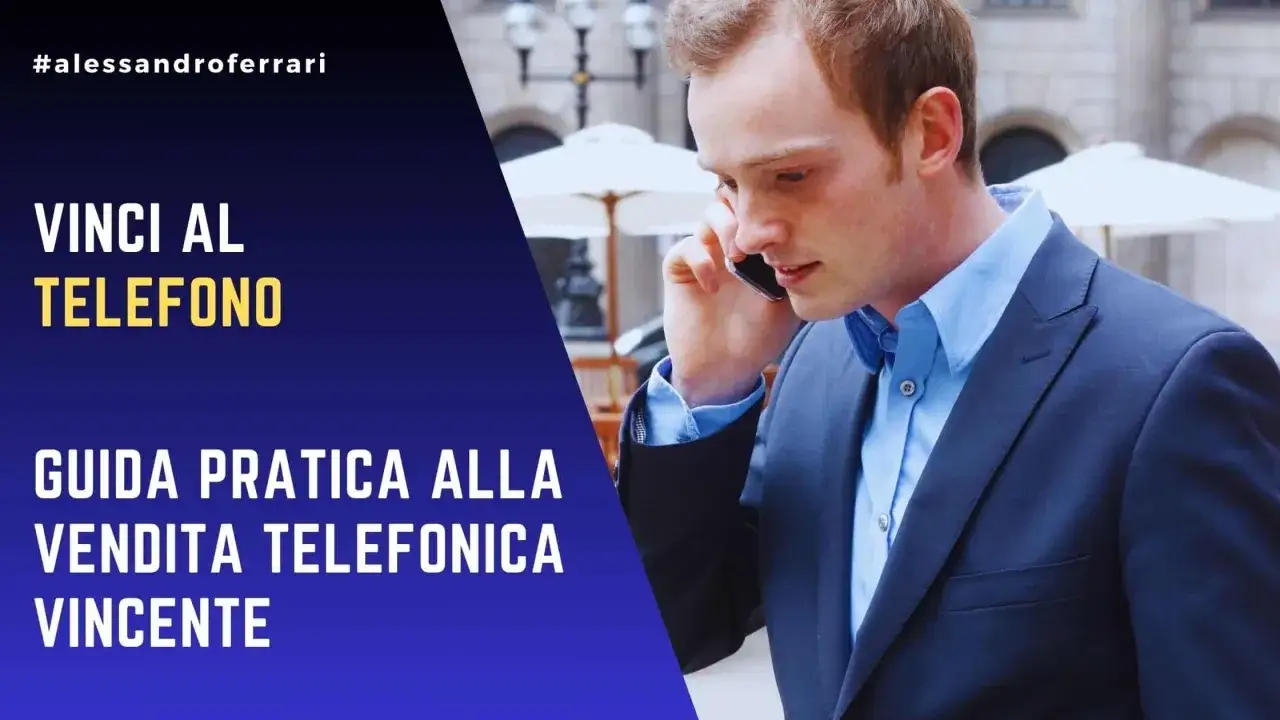 Giovane uomo in giacca parla al telefono, con testo che promuove 