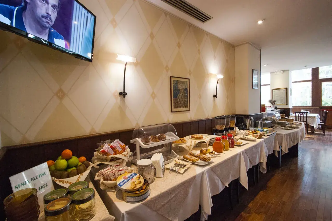 Buffet colazione in hotel 3 stelle: croissant, torte, frutta, cereali e opzioni senza glutine.