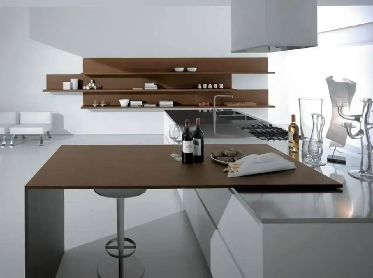 Cucina moderna e minimalista, perfetta per un apart hotel. Tavolo con sgabello, bottiglie di vino e bicchieri.