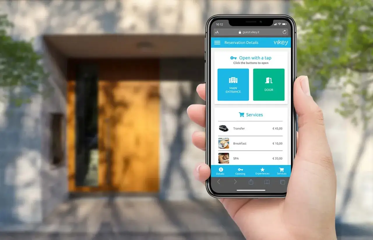 App per check in automatico B&B: apre la porta con un tap. Offre servizi come transfer, colazione e SPA.