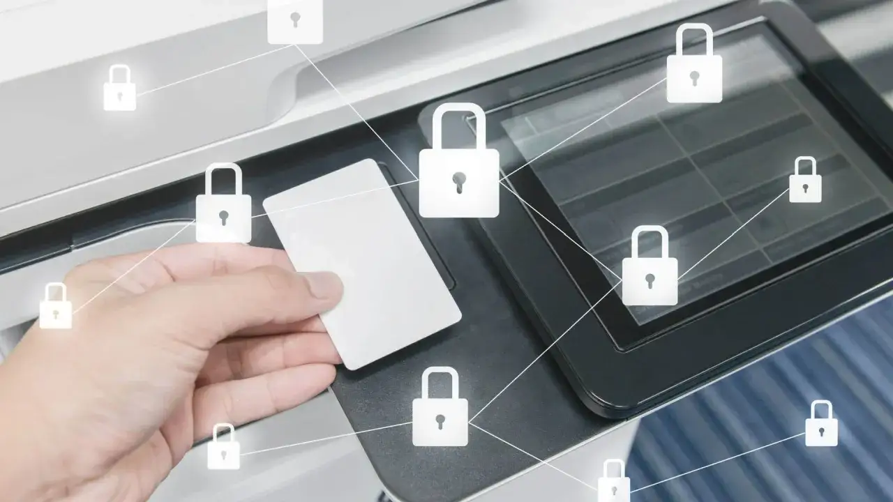 Carta bianca vicino a uno scanner, con lucchetti che simboleggiano la sicurezza, come per un self check-in Airbnb.