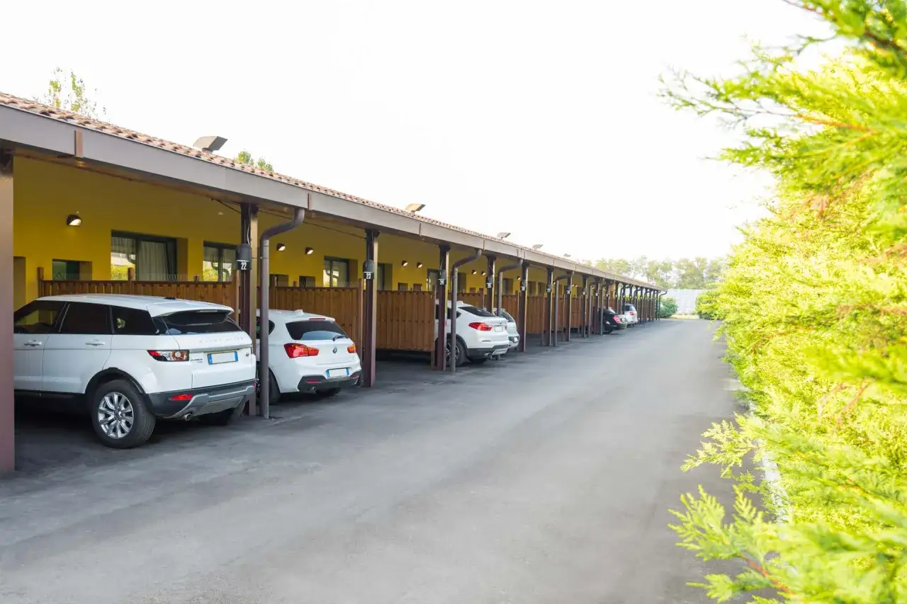 File di camere con parcheggio privato, un'immagine che cattura il vero motel significato: comodità e privacy per i viaggiatori.