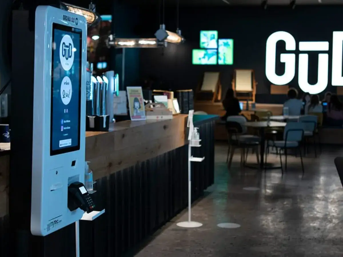 Un moderno self ordering kiosk in un locale. Ordina qui facilmente il tuo cibo e bevande.