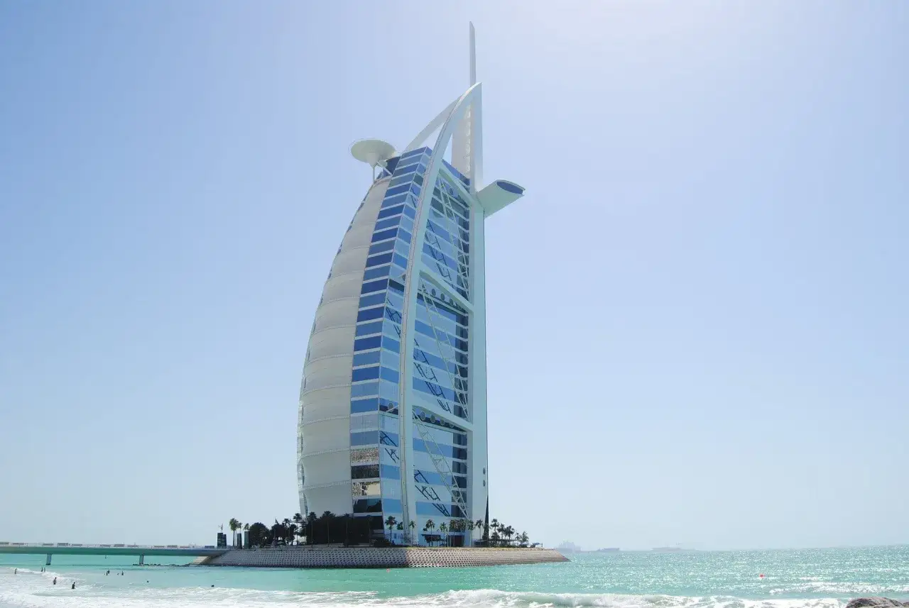 Iconico 7 sterne hotel Dubai, Burj Al Arab, si erge maestoso sul mare turchese.